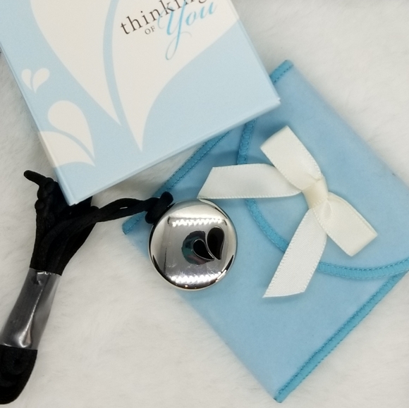 Thinking of you by Mary Kay solid fragrance locket, Unused - Picture 3 of 3